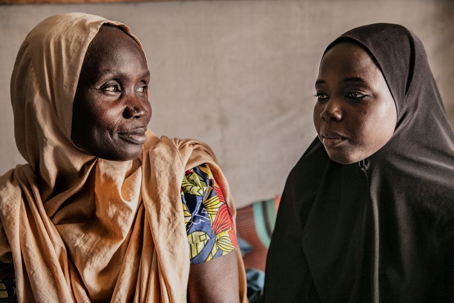 Hauwa y Amina, madre e hija, fueron separados por un grupo armado. Ahora intentan superar el trauma y rehacer sus vidas en Pulka. IGOR BARBERO / MSF