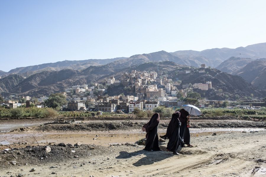 Un grupo de mujeres se encamina a pie hacia el hospital de Haydan