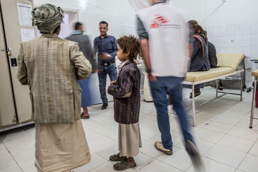 Un niño espera en la sala de urgencias del hospital de Jamer, también en Sadaa