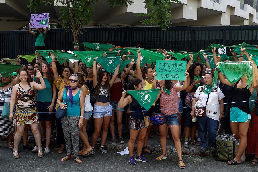 a favor del aborto legal en Argentina frente a la embajada de ese país en Madrid (EFE/Emilio Naranjo)