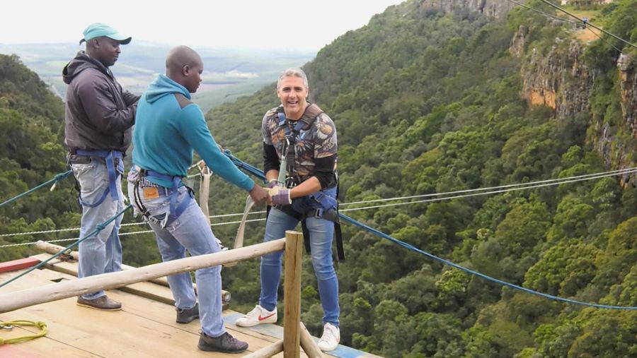 Antonio Montero se prepara para lanzarse por una tirolina