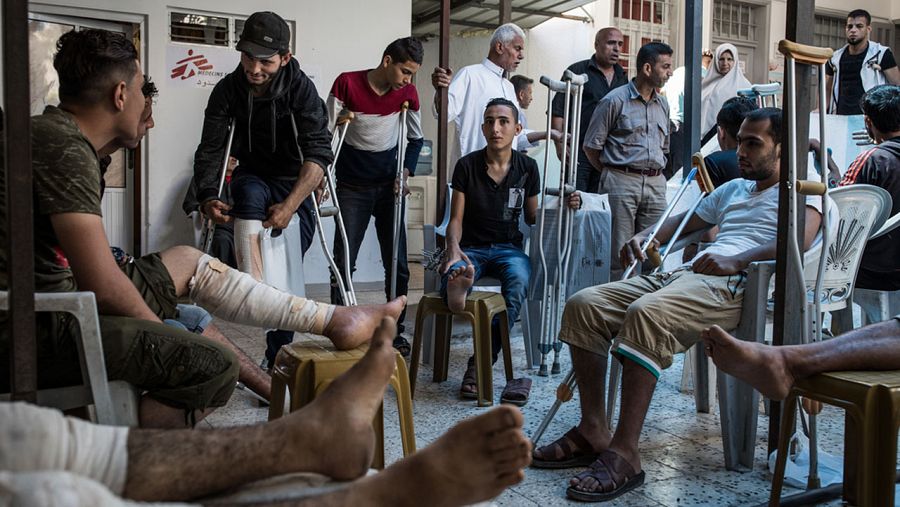 Decenas de palestinos heridos esperan a ser atendidos en un centro de Médicos Sin Fronteras