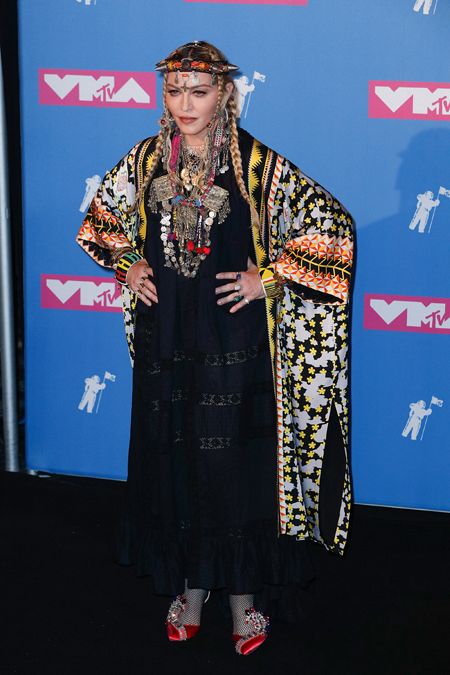 Madonna posa en la alfombra roja de los Premios MTV 2018