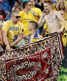 Aficionados del Rostov, con la alfombra que ha inspirado el diseño de la camiseta.