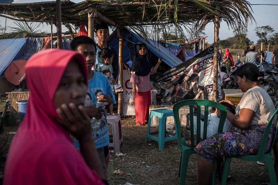 Miles de desplazados en los campos de regufio temporales en el pueblo de  Menangga Baris en la isla de Lombok.