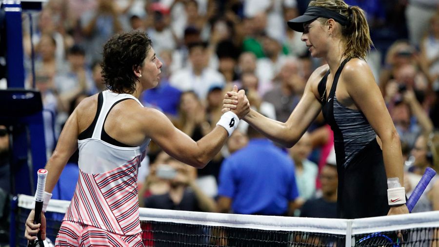 Carla Suárez y María Sharapova se saludan