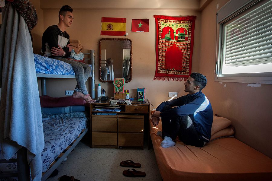 Jóvenes que al cumplir la mayoía de edad se han trasladado a un piso en Cádiz de la ONG 'Voluntarios por otro mundo'