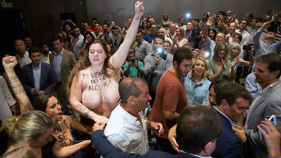 Protesta de Femen en un acto de Ciudadanos en Málaga