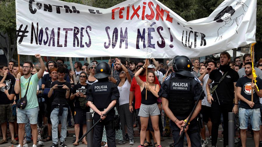 Manifestación contra el fascismo frente a la convocada por el empresario José Manuel Opazo en Barcelona en 