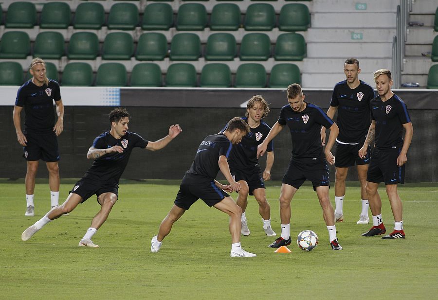 El jugadores de la selección croata durante el entrenamiento en el estadio Martinez Valero.