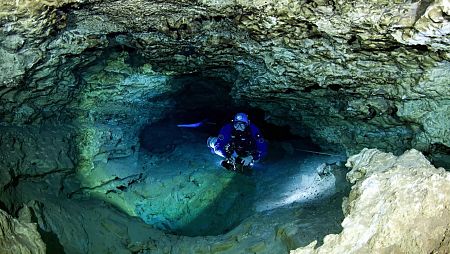 Buzo entrando en la cueva