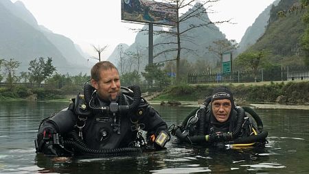 Equipo de buzos espeleólogos