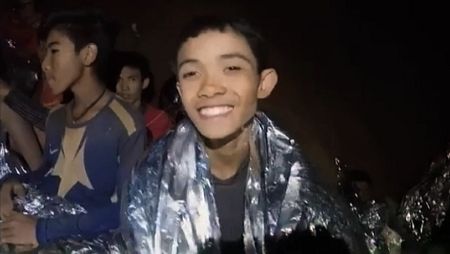 Los niños dentro de la cueva