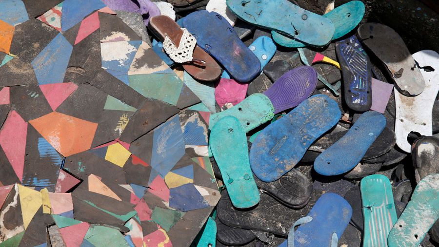 El 'FlipFlopi' toma su nombre de las miles de chanclas recicladas que se han empleado en su construcción -'flip flop' en inglés-.