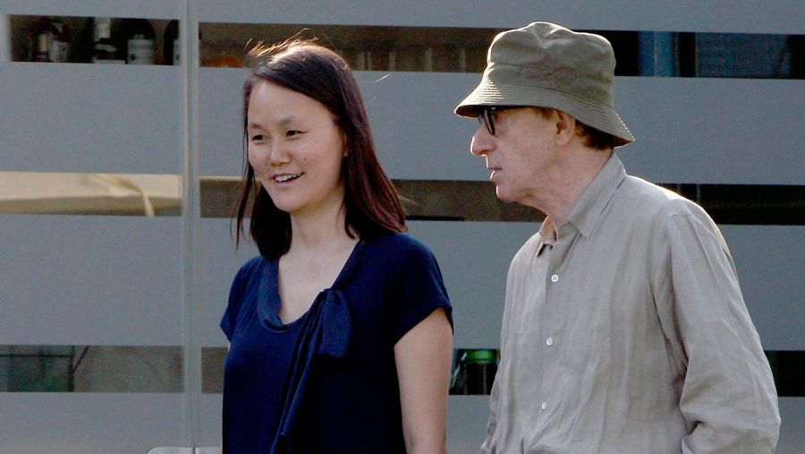 El director norteamericano de cine Woody Allen y su mujer Soon-yi