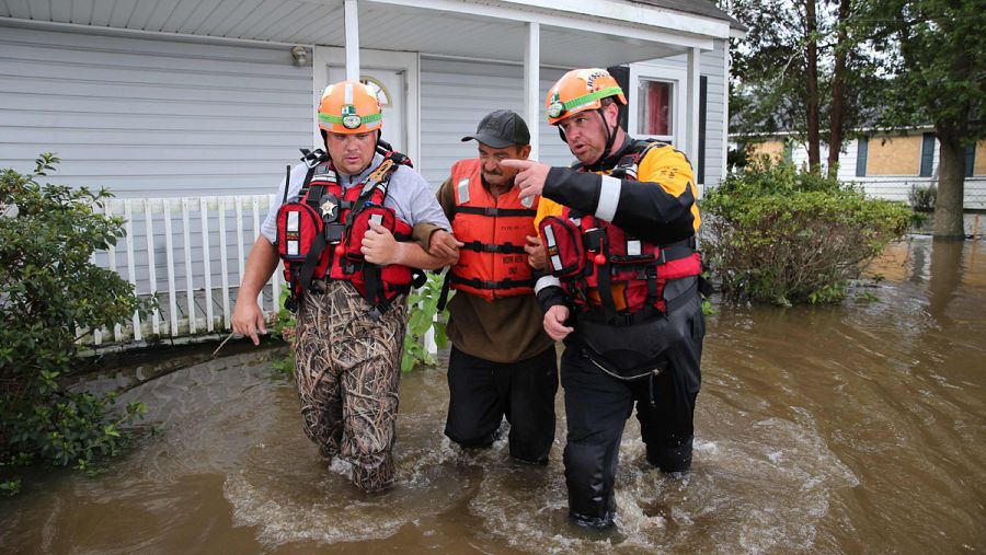 Miembros del servicio de rescate auxilian a un vecino de Lumberton, Carolina del Norte, tras las inundaciones dejadas por el huracán Florence