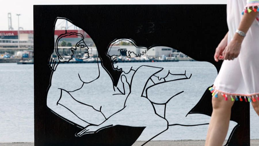 Esculturas de Antoni MirÃ³ llenan de erotismo y polÃ©mica la Marina de Valencia