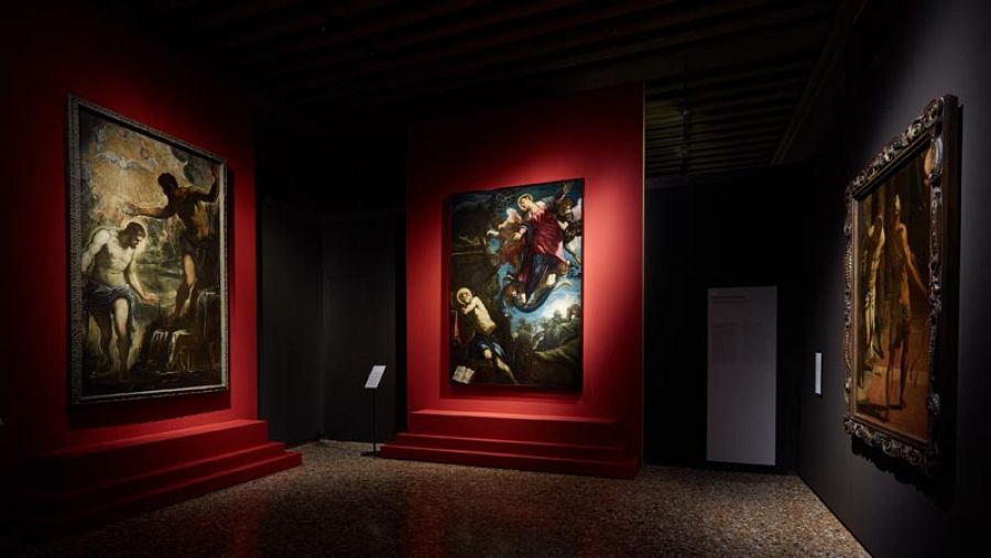 Vista de sala de la muestra del Palacio Ducal.