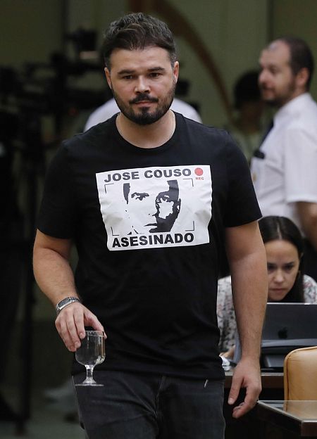 Gabriel Rufián, con una camiseta en memoria del cámara José Couso, asesinado en Irak.
