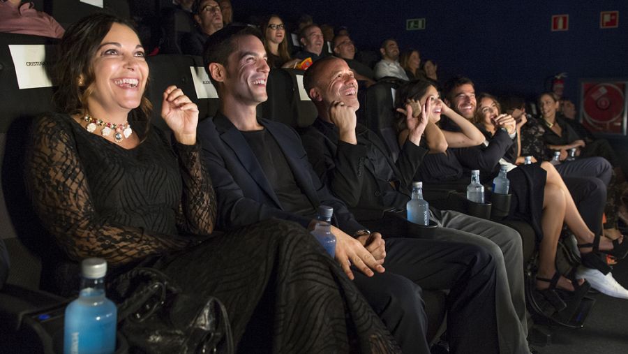 Los actores de 'Estoy vivo' visualizan el tráiler en 4DX