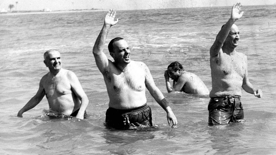 Manuel Fraga bañándose en la playa almeriense de Palomares en 1966.