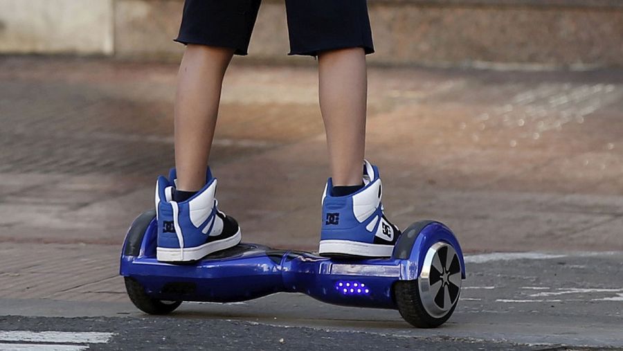 Un niño sobre un 'hoverbord', vehículo muy de moda entre los menores