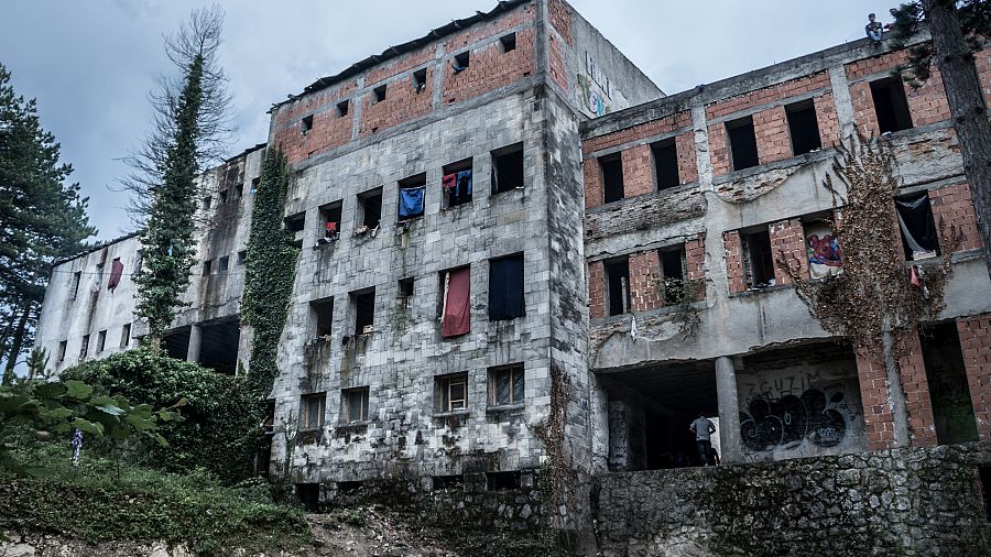 En este edificio en Bigac, Bosnia, y sus alrededores, viven a la intemperie más de 3.000 personas