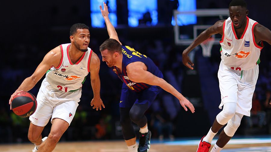 Shields, del Baskonia, conduce el balón ante Víctor Claver, del Barça.