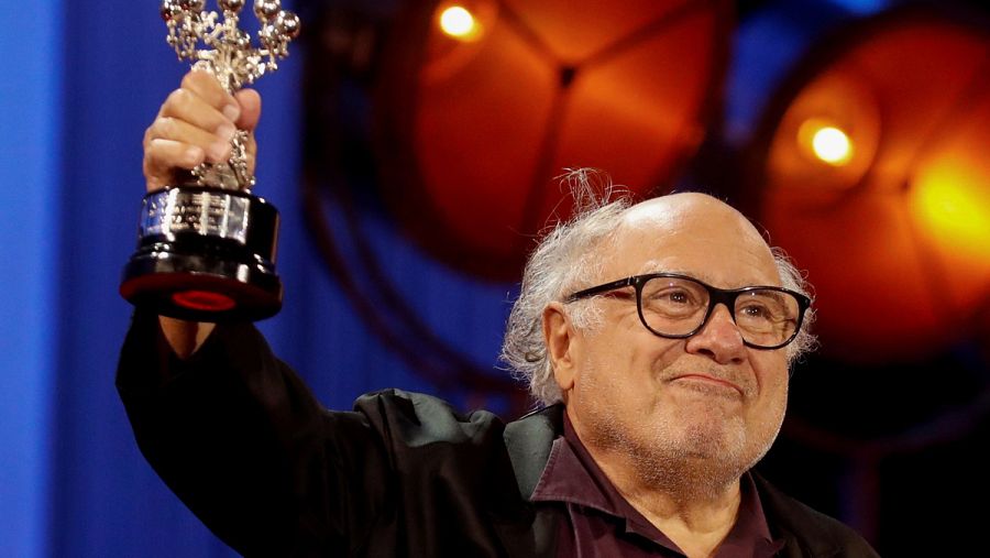 El actor, director y productor estadounidense Danny DeVito posa con el Premio Donostia.