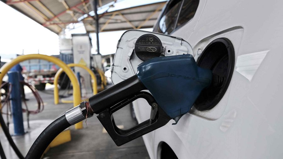 Personas se abastecen en una gasolinera