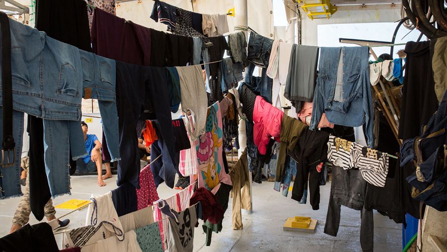 Ropa tendida a bordo del Aquarius