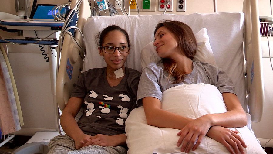 Alana y Lori en la sala de recuperación tras la intervención quirúrgica