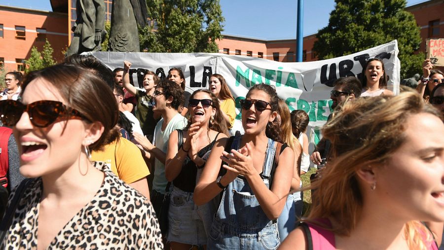 Estudiantes del campus de Vicálvaro de la Universidad Rey Juan Carlos, epicentro del caso Máster, concentrados durante la huelga