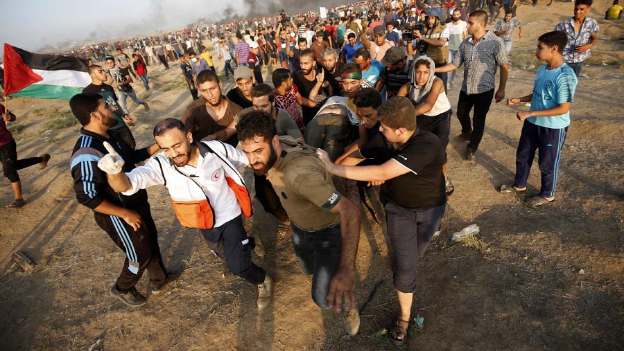 Manifestantes palestinos llevan a un herido durante las protestas en la Franja de Gaza