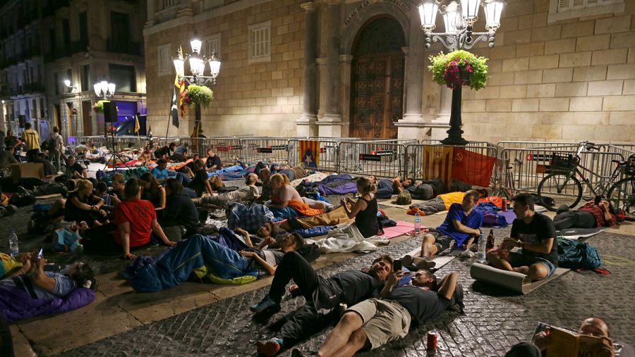 Gente acampada en la plaza de Sant Jaume de Barcelona