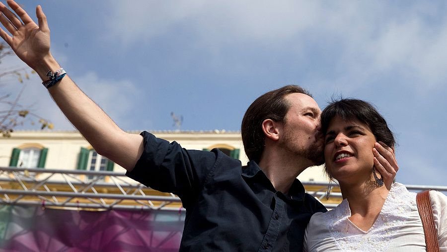 Iglesias besa a Rodríguez en un acto de campaña de Podemos