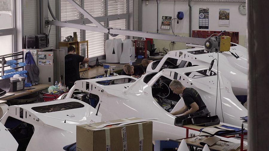 Un hangar con aviones eléctricos