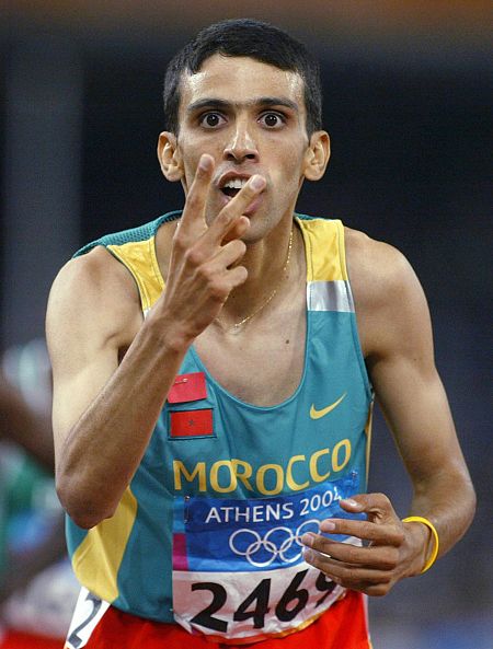 El Guerrouj celebra con dos dedos su segunda medalla de oro en Atenas 2004