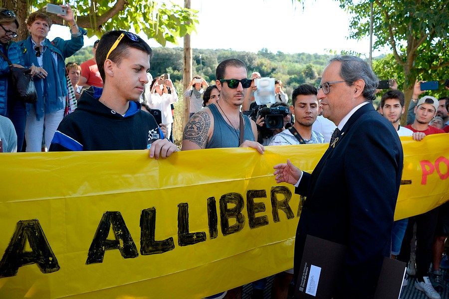 El president con miembros de los CDR durante el aniversario del 1-O