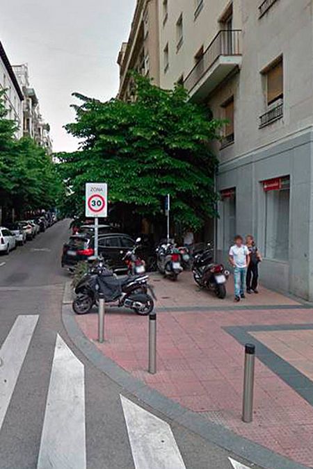 Paso de cebra al inicio de la calle Claudio Coello de Madrid