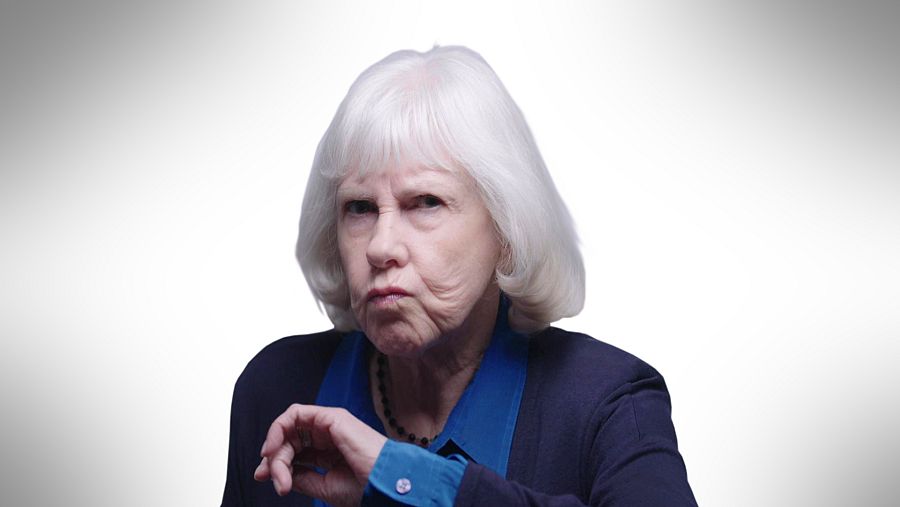 Los labios apretados y los ojos entrecerrados indican enfado