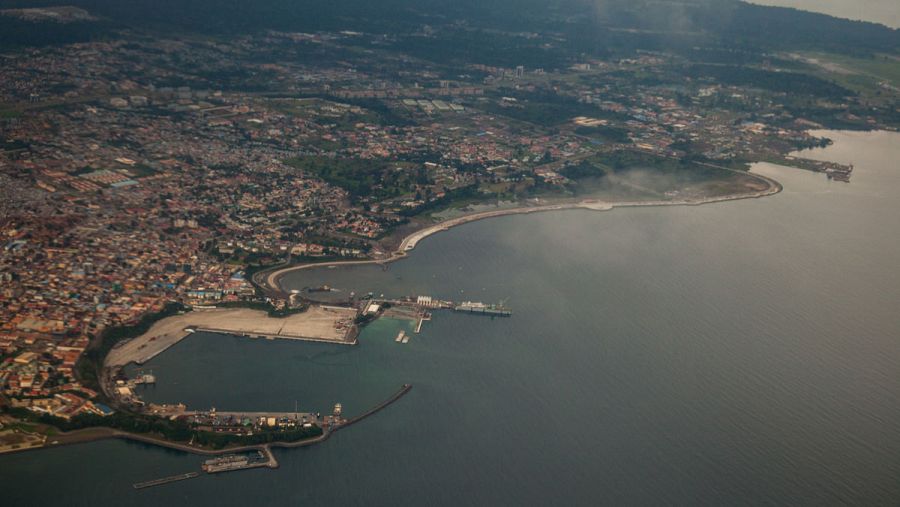 Vista aérea del puerto de Malabo, capital de Guinea Ecuatorial en la isla africana de Bioko.