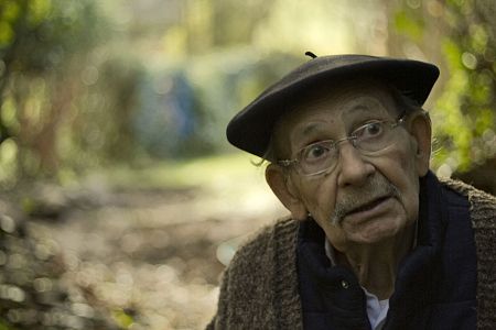 Agustín Ibarrola durante el documental