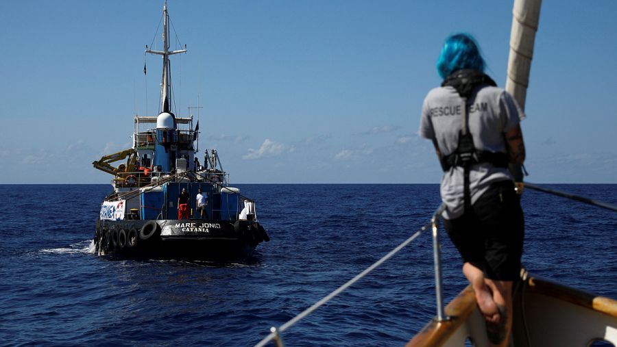 El barco Astral, de la ONG Proactiva Open Armas, mientras se acerca el velero italiano 'Mare Jonio'.
