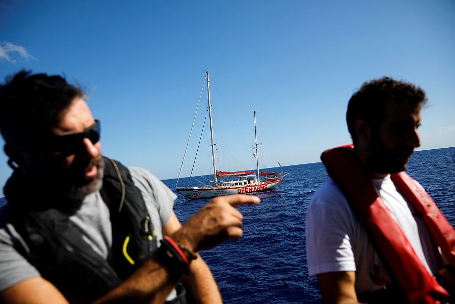 Erasmo Palazzotto, diputado nacional de Izquierda Italiana (a la derecha) junto al capitán del Astral, Riccardo Gatti.