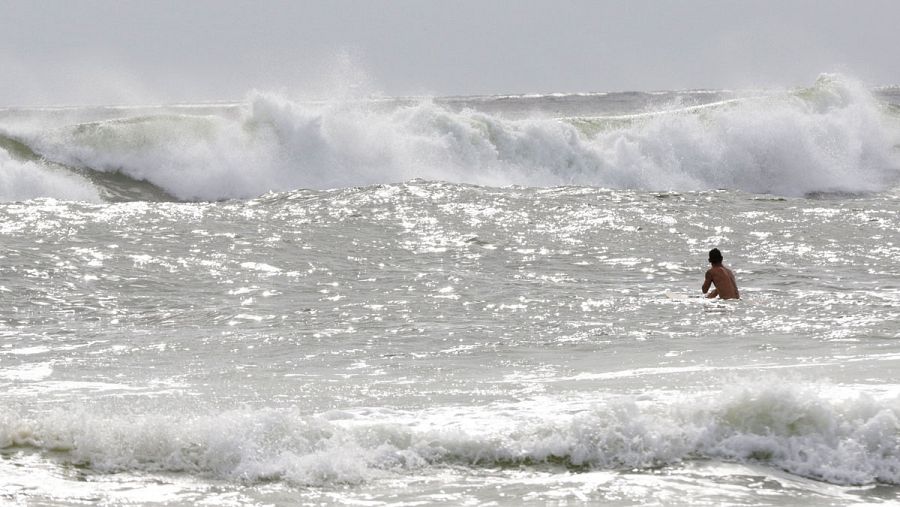 Un surfista esperando las últimas olas antes de la llegada del huracán