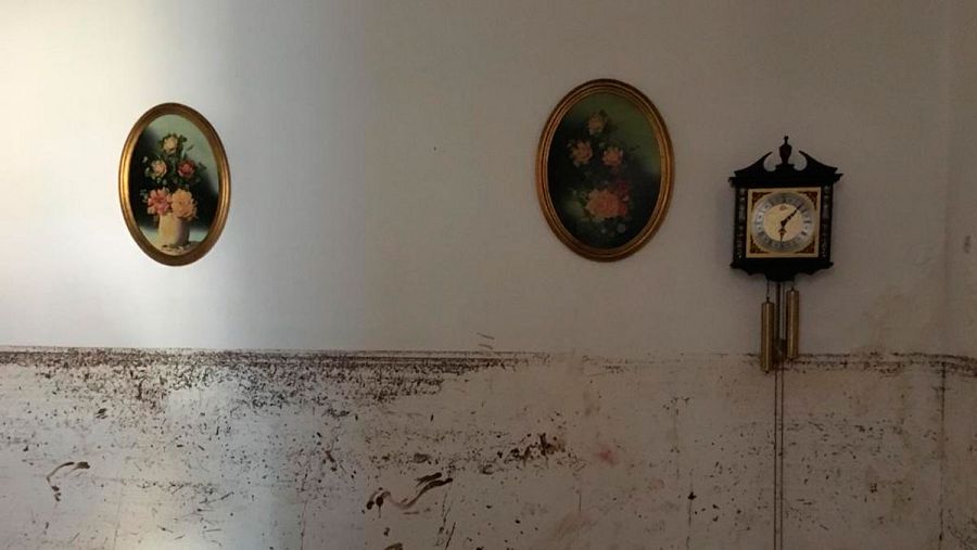 Las marcas del agua aún continúan en las paredes de las casas