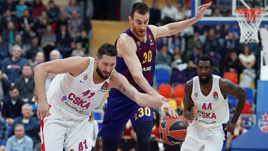 Víctor Claver, del Barça, intenta avanzar entre Nikita Kurbanov (izda) y Othello Hunter (dcha).