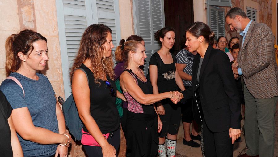 Los reyes Felipe VI y Letizia, durante su visita a Sant Llorenç, el municipio mallorquín más afectado por las lluvias torrenciales