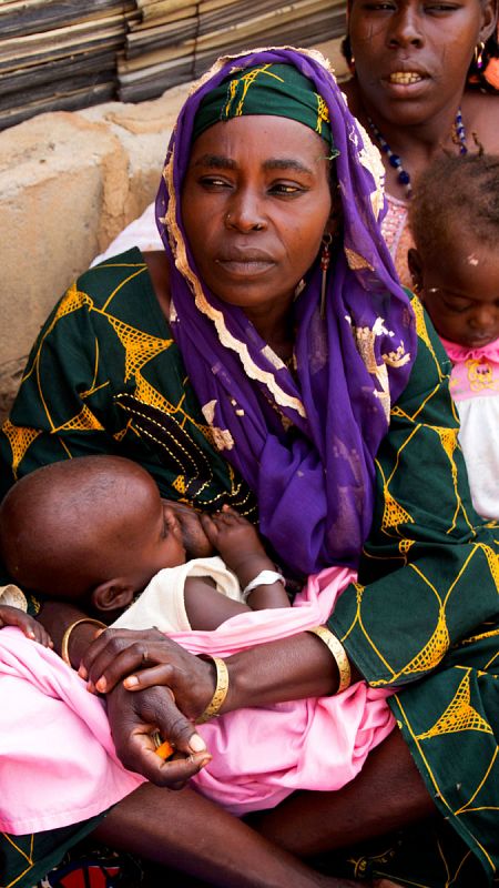 Una mujer amamanta a su hijo. La lactancia maternal excluiva está recomendada durante los primeros seis meses de vida de los bebés.